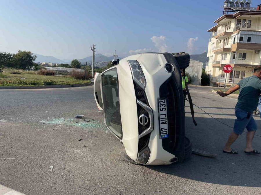 Çarpışan Otomobillerden Biri Takla Attı: 1 Yaralı