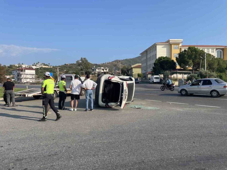 Çarpışan Otomobillerden Biri Takla Attı: 1 Yaralı