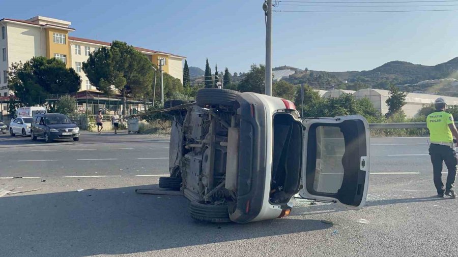 Çarpışan Otomobillerden Biri Takla Attı: 1 Yaralı