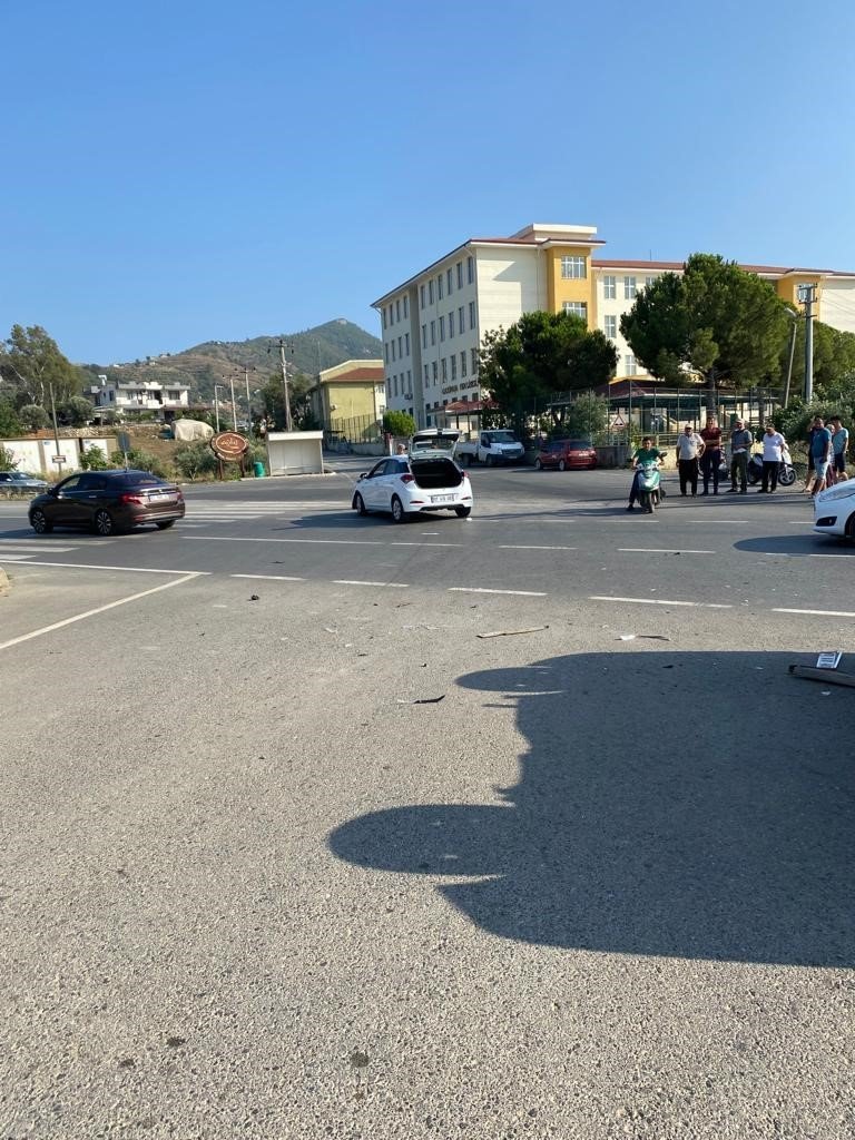 Çarpışan Otomobillerden Biri Takla Attı: 1 Yaralı