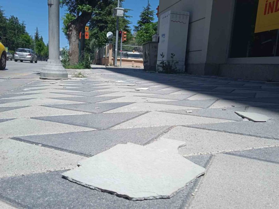 Binadan Koparak Yola Düşen Sıva Parçaları Tehlike Saçıyor