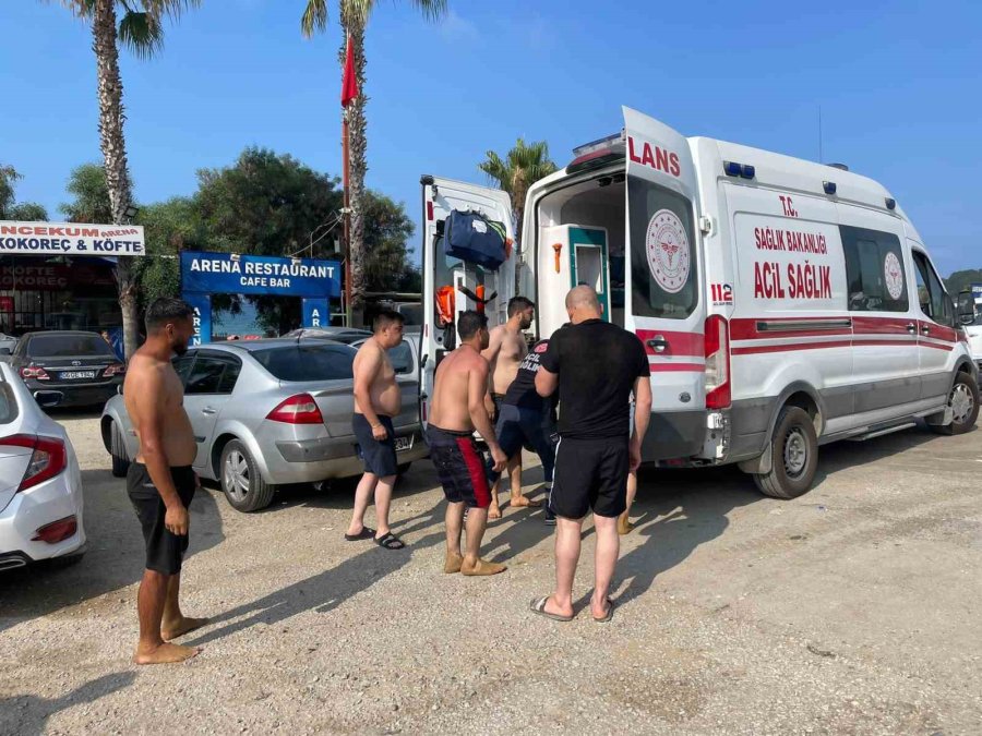Dalgalı Denizde Boğulma Tehlikesi Geçiren Genci, Cankurtaranlar Kurtardı