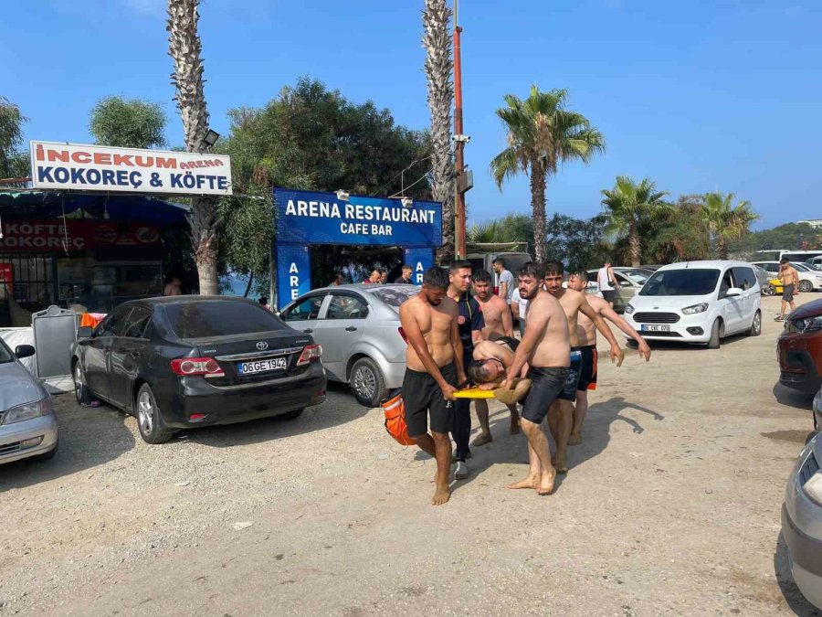 Dalgalı Denizde Boğulma Tehlikesi Geçiren Genci, Cankurtaranlar Kurtardı