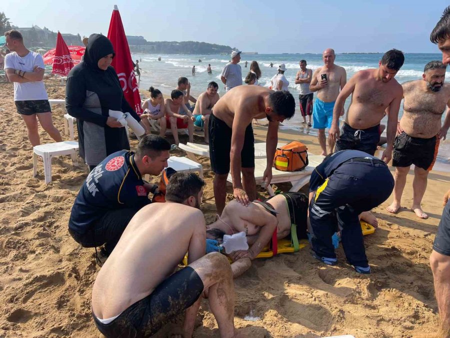 Dalgalı Denizde Boğulma Tehlikesi Geçiren Genci, Cankurtaranlar Kurtardı