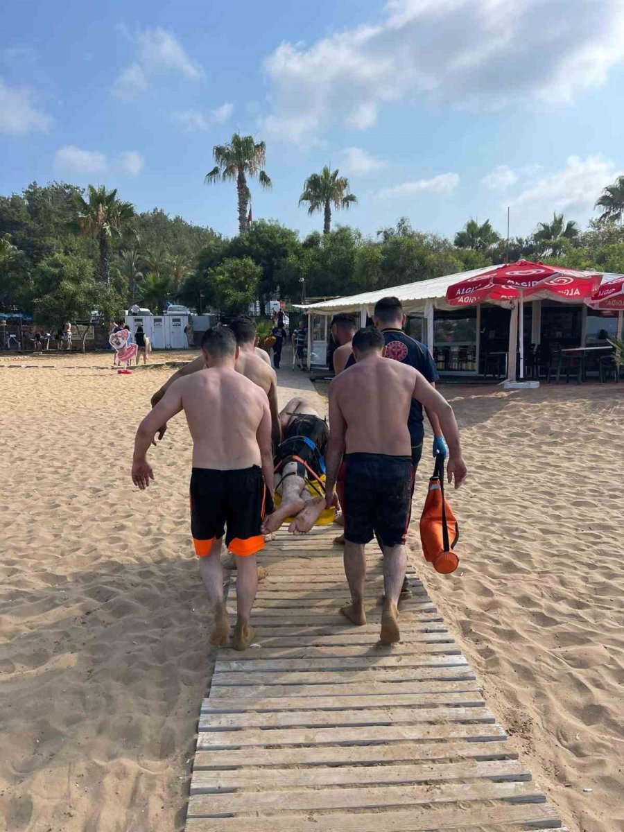 Dalgalı Denizde Boğulma Tehlikesi Geçiren Genci, Cankurtaranlar Kurtardı