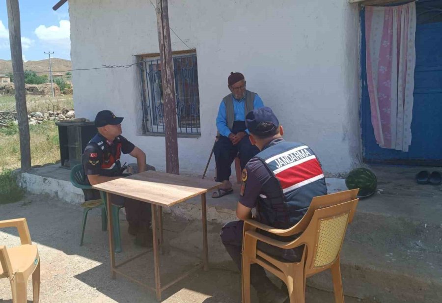 Aksaray Jandarma Yaşlıların Bayramını Kutlayarak İhtiyaçlarını Giderdi