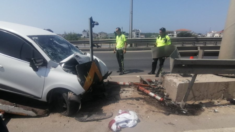 Otomobil Bariyere Ok Gibi Saplandı: 1 Ölü