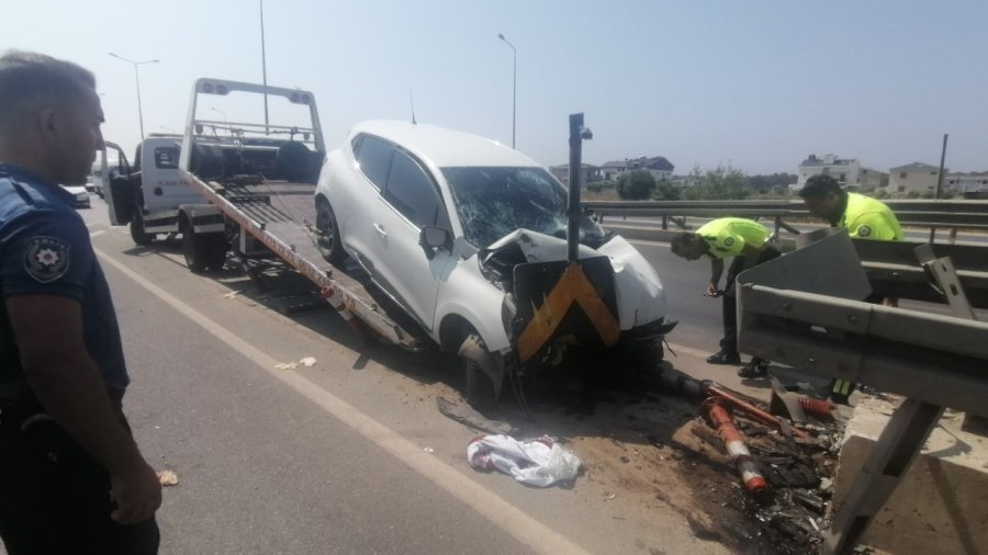 Otomobil Bariyere Ok Gibi Saplandı: 1 Ölü