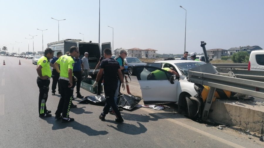 Otomobil Bariyere Ok Gibi Saplandı: 1 Ölü