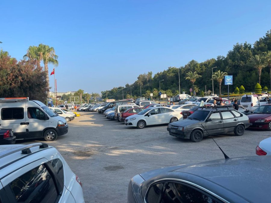 Otellerde Yer Bulamayan Tatilciler Araçlarda Sabahladı, Ortaya ’pes’ Dedirten Görüntüler Çıktı