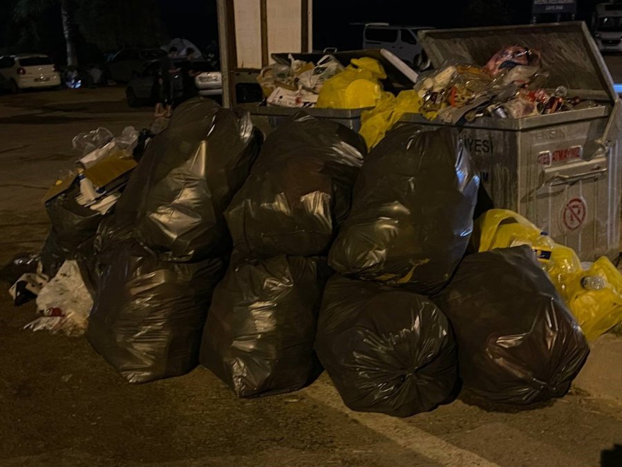 Otellerde Yer Bulamayan Tatilciler Araçlarda Sabahladı, Ortaya ’pes’ Dedirten Görüntüler Çıktı