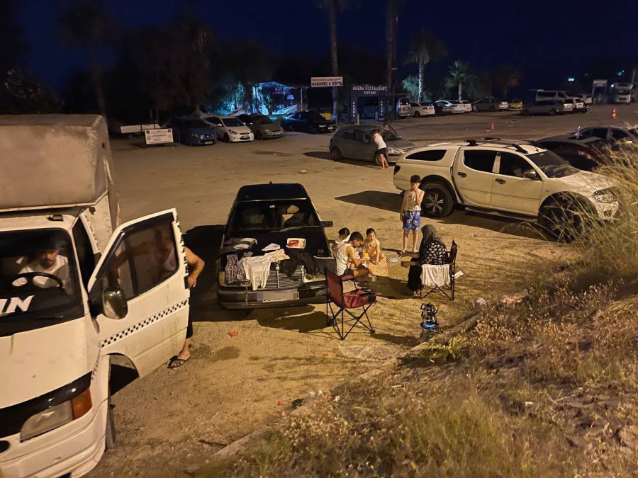 Otellerde Yer Bulamayan Tatilciler Araçlarda Sabahladı, Ortaya ’pes’ Dedirten Görüntüler Çıktı