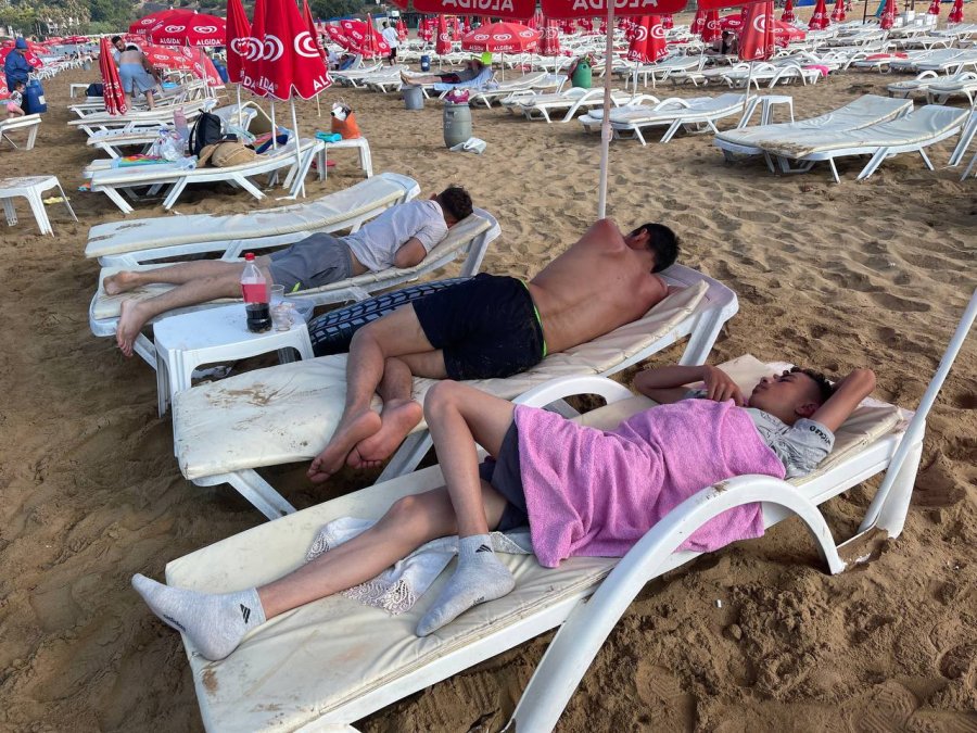 Otellerde Yer Bulamayan Tatilciler Araçlarda Sabahladı, Ortaya ’pes’ Dedirten Görüntüler Çıktı