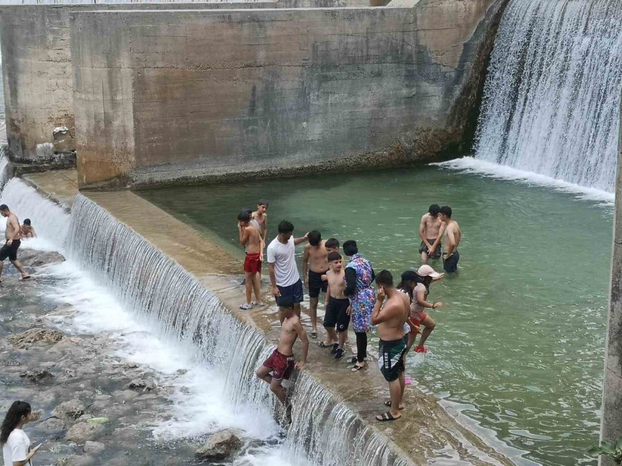 Mersin’de Aşırı Sıcaklardan Bunalan Vatandaşlar Baraja Akın Etti