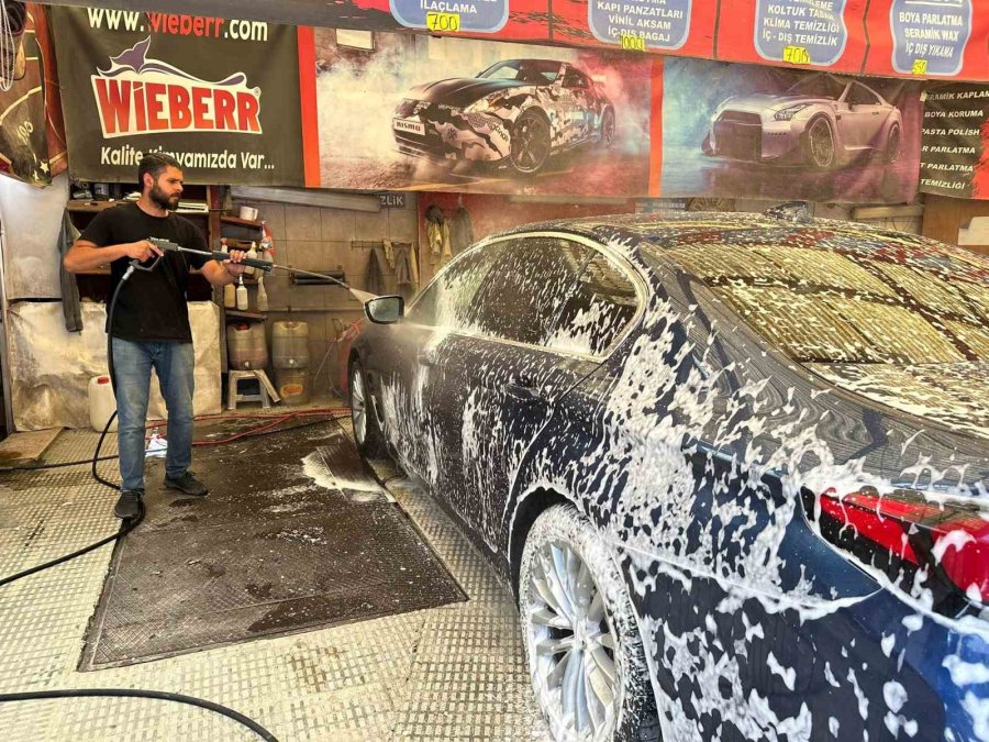 Bayram Tatili Sebebiyle Oto Yıkamacıların Yüzleri Güldü