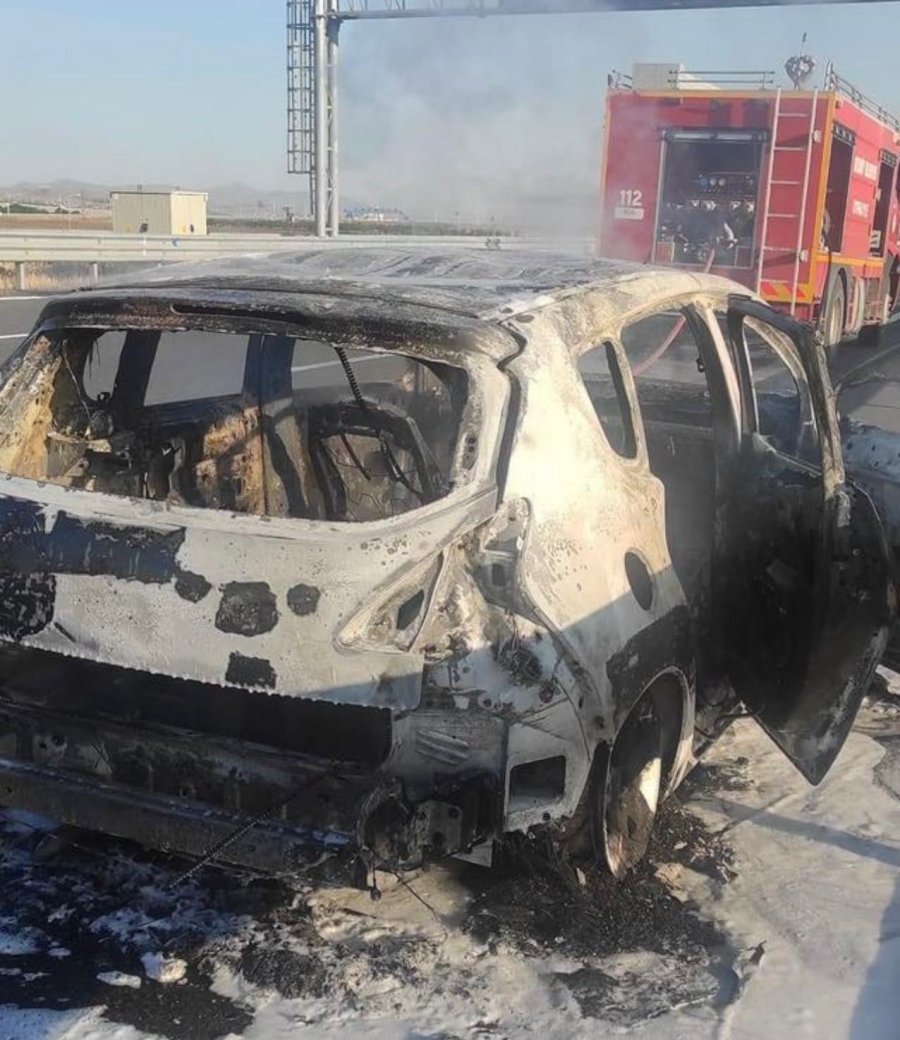 Aksaray’da Yanan Otomobil Küle Döndü