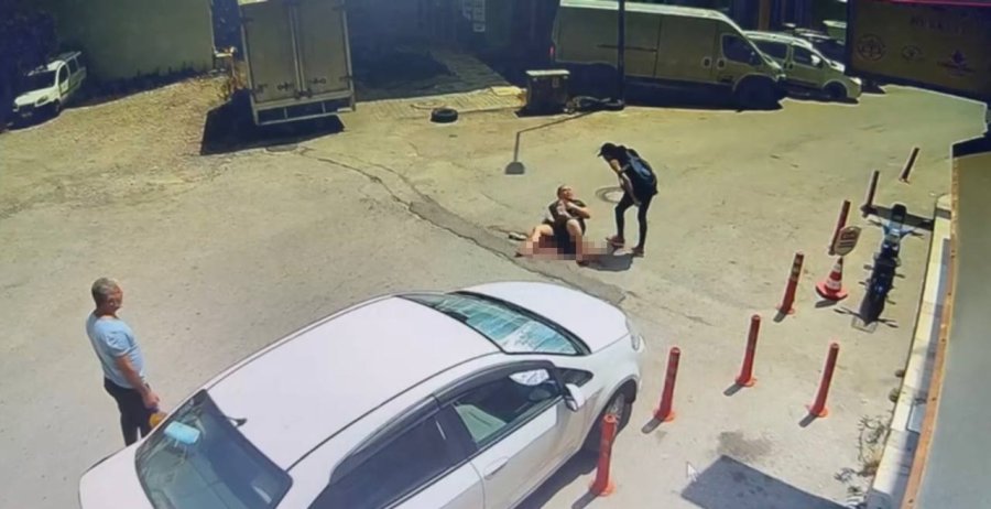 Arkadaşına Sokak Ortasında Dehşeti Yaşattı ,o Anlar Güvenlik Kameralarına Yansıdı