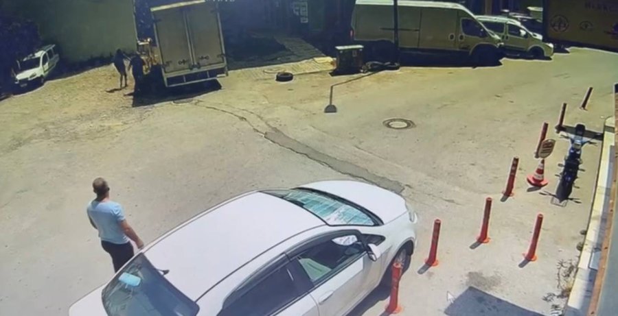 Arkadaşına Sokak Ortasında Dehşeti Yaşattı ,o Anlar Güvenlik Kameralarına Yansıdı