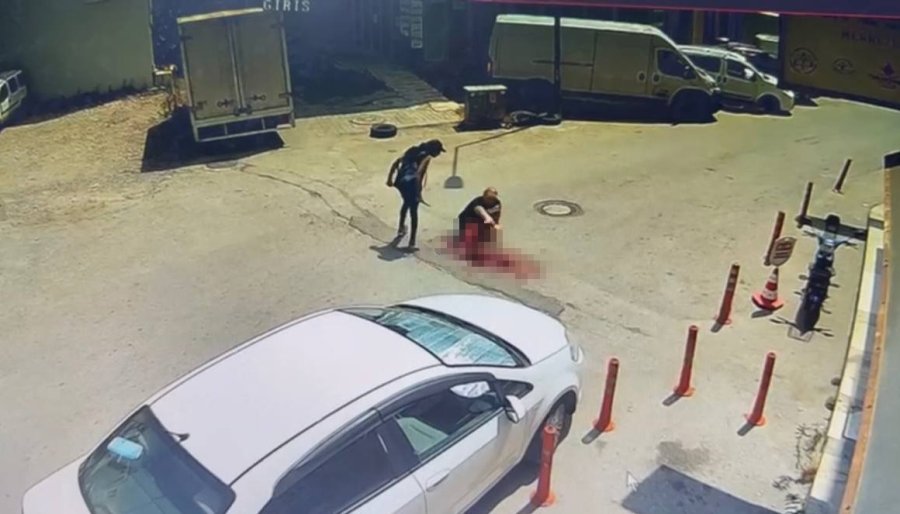 Arkadaşına Sokak Ortasında Dehşeti Yaşattı ,o Anlar Güvenlik Kameralarına Yansıdı