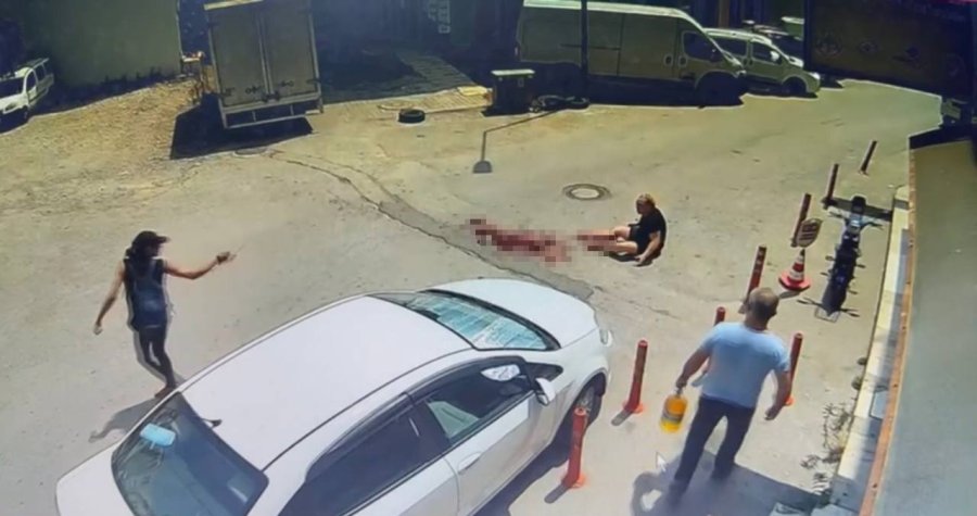 Arkadaşına Sokak Ortasında Dehşeti Yaşattı ,o Anlar Güvenlik Kameralarına Yansıdı