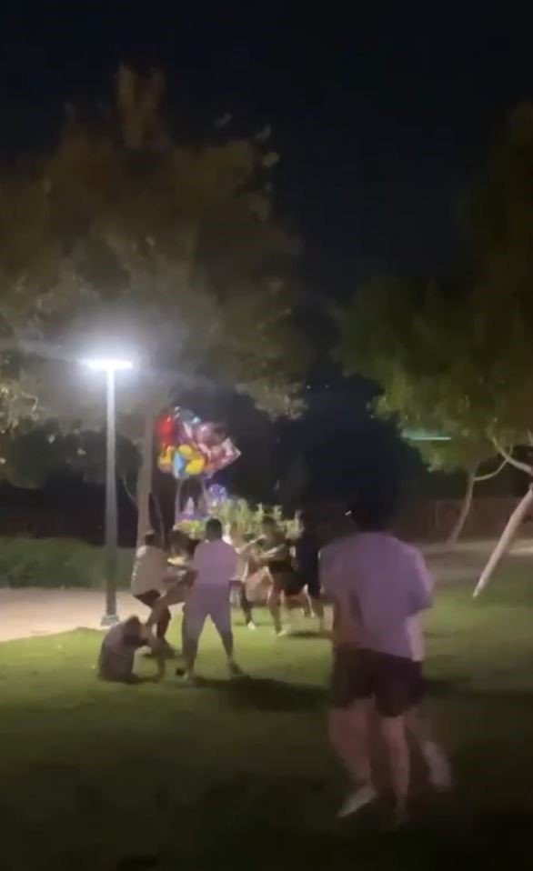 Yerdeki Gencin Yüzüne Topa Vurur Gibi Tekme Attı