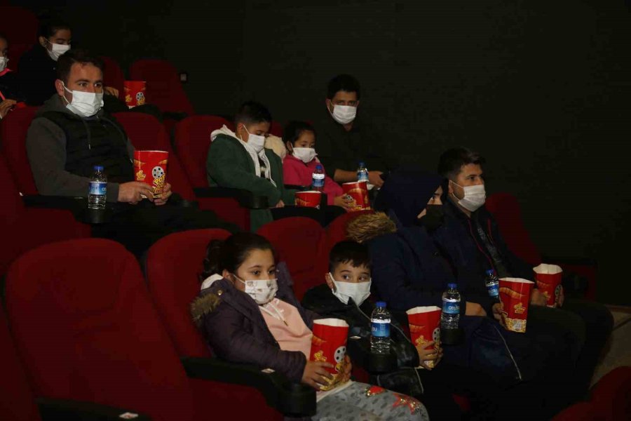 Başkan Genç’ten, Öğrencilere Karne Hediyesi Sinema