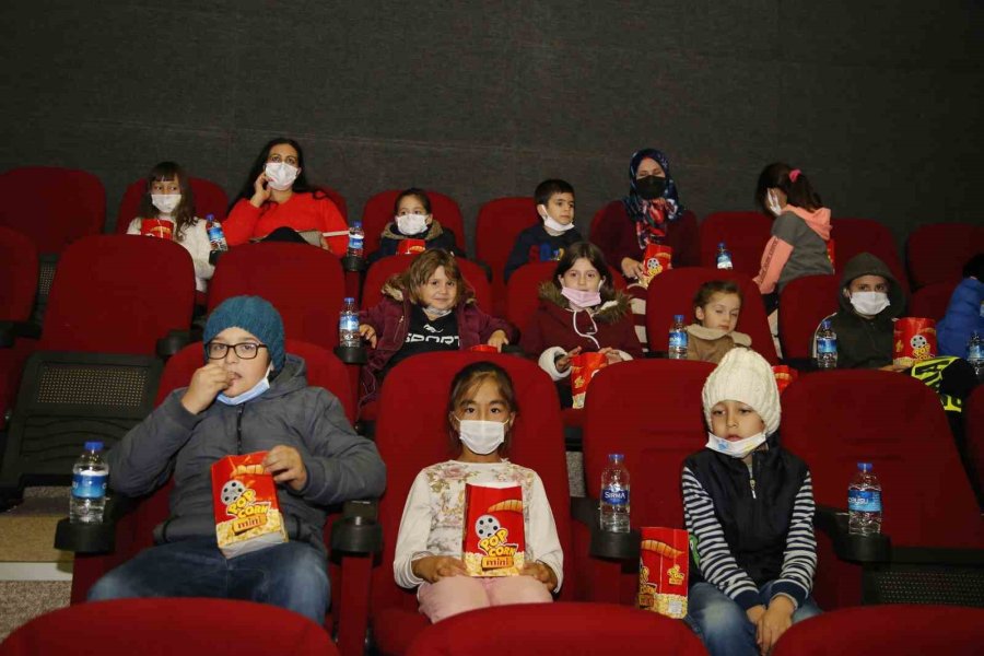 Başkan Genç’ten, Öğrencilere Karne Hediyesi Sinema