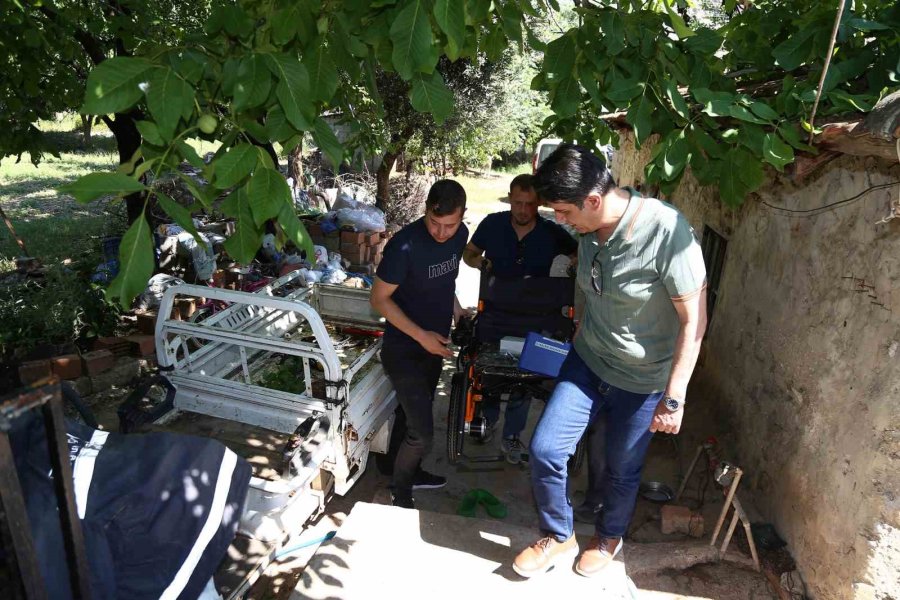 Başkan Genç’ten, Bedensel Engelli Bireye Anlamlı Hediye