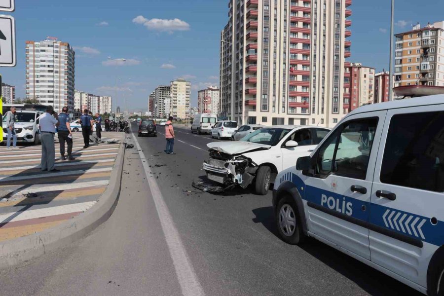 Motosikletli Polis Timi İle Otomobil Çarpıştı: 2 Polis Yaralı
