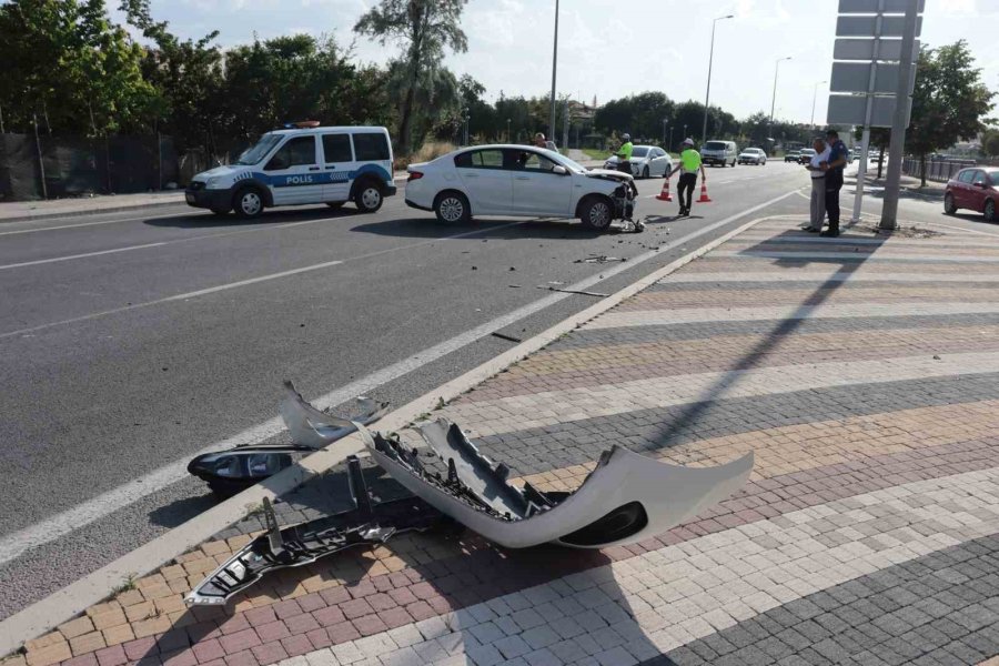 Motosikletli Polis Timi İle Otomobil Çarpıştı: 2 Polis Yaralı
