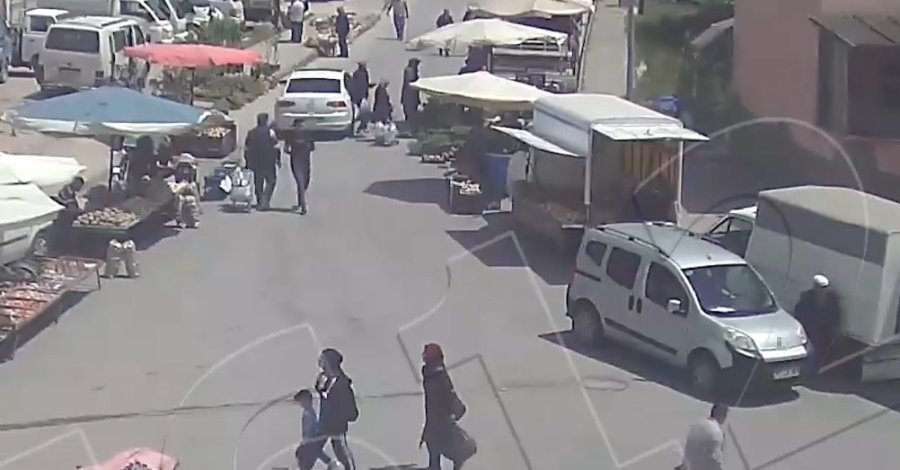 Kimse Ne Yaptığını Anlamadı, Pazarda Yürüyen Adama Çarpıp Kaçtı