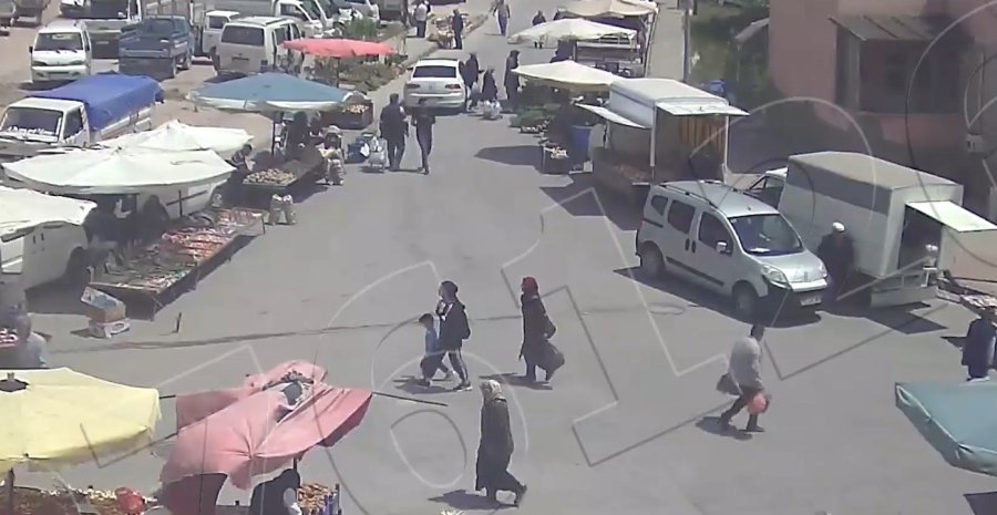 Kimse Ne Yaptığını Anlamadı, Pazarda Yürüyen Adama Çarpıp Kaçtı