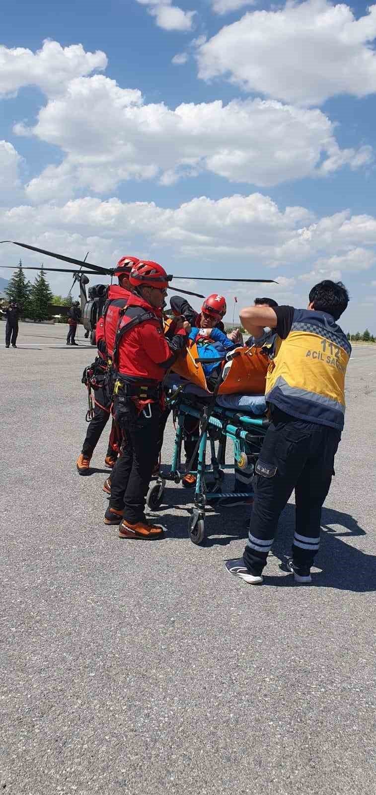 Aladağlar’da Ayak Bileği Kırılan Dağcı Helikopterle Kurtarıldı