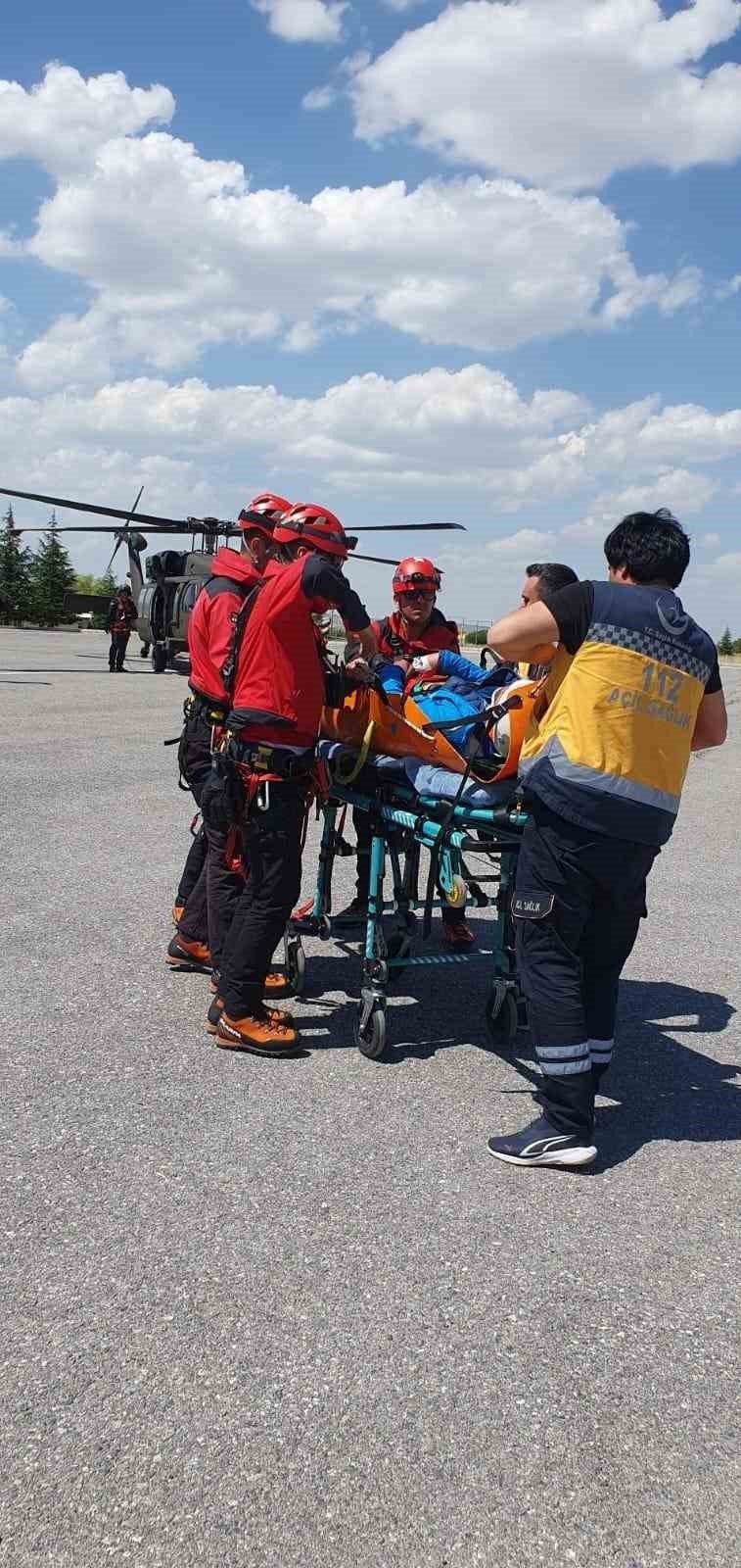 Aladağlar’da Ayak Bileği Kırılan Dağcı Helikopterle Kurtarıldı