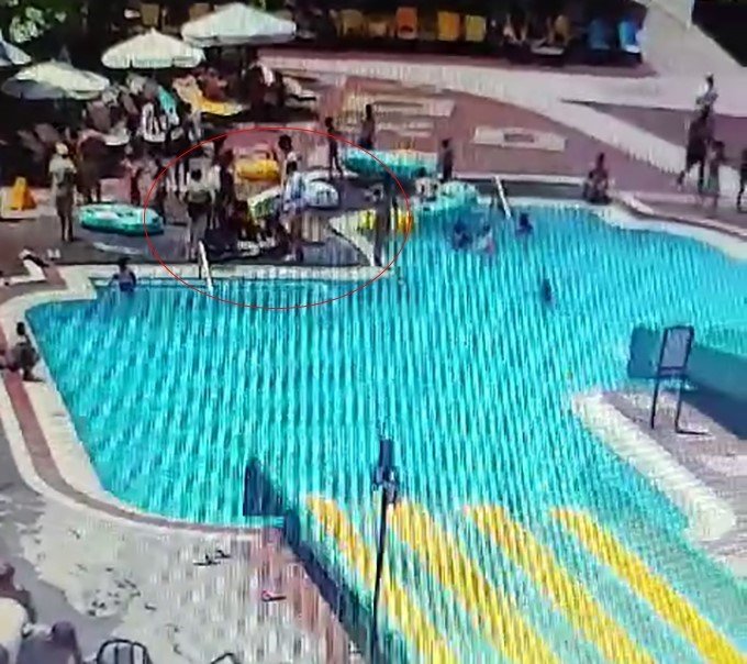Kaydıraktan Yüzüstü Kayarken Başını Havuzun Zeminine Çarpıp Öldü