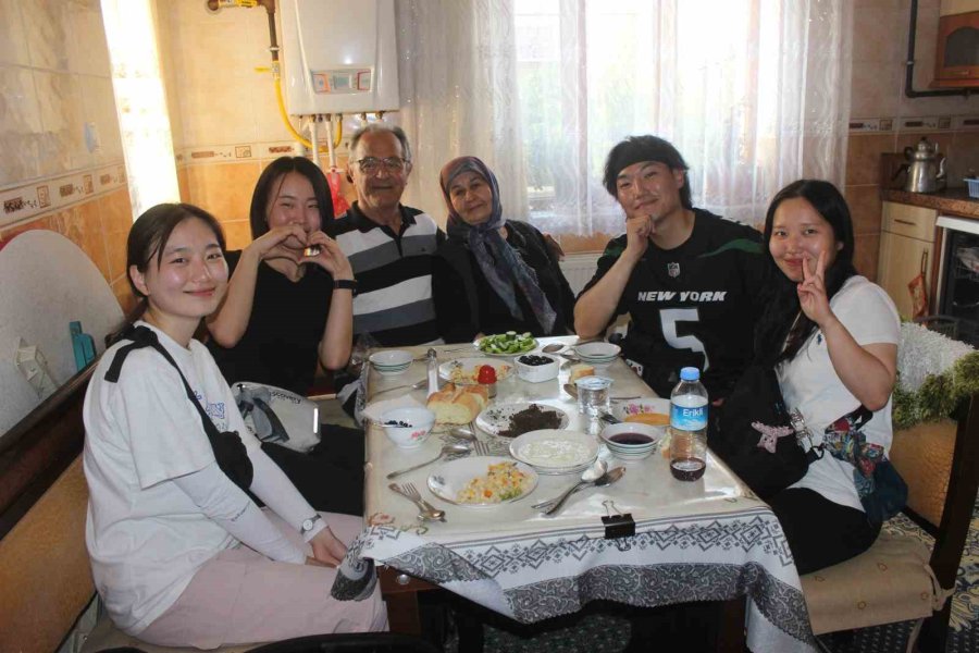 Karapınarlı Aile Güney Koreli 4 Üniversite Öğrencisini Evinde Misafir Etti