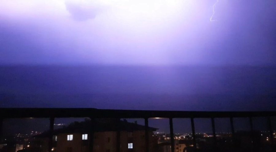 Temmuzda Şaşırtan Görüntü: Şimşekler Geceyi Aydınlattı