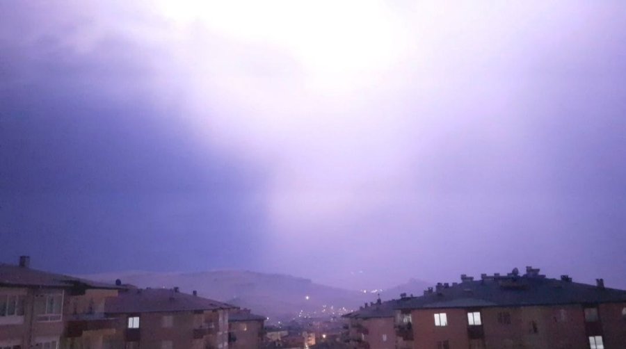 Temmuzda Şaşırtan Görüntü: Şimşekler Geceyi Aydınlattı