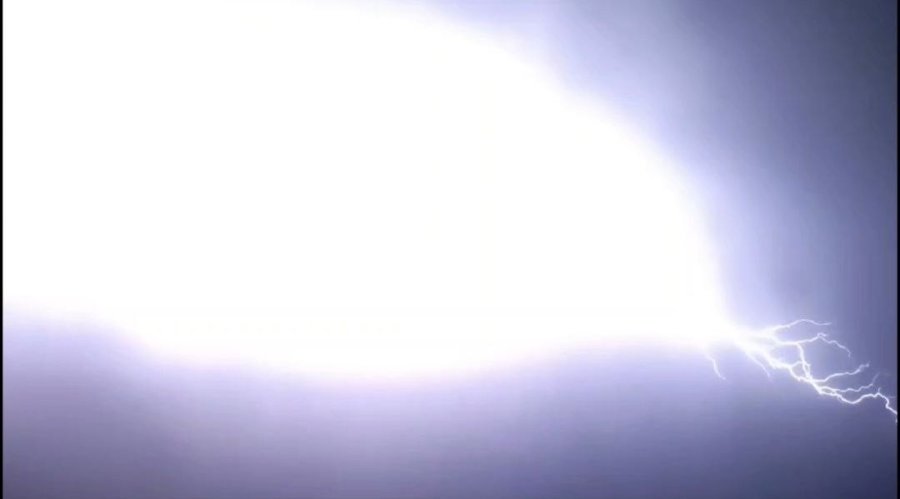 Temmuzda Şaşırtan Görüntü: Şimşekler Geceyi Aydınlattı