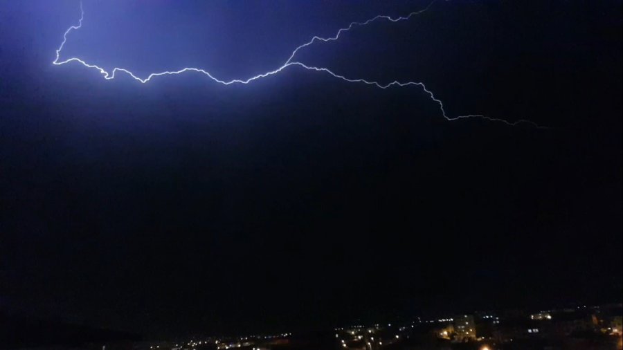 Temmuzda Şaşırtan Görüntü: Şimşekler Geceyi Aydınlattı