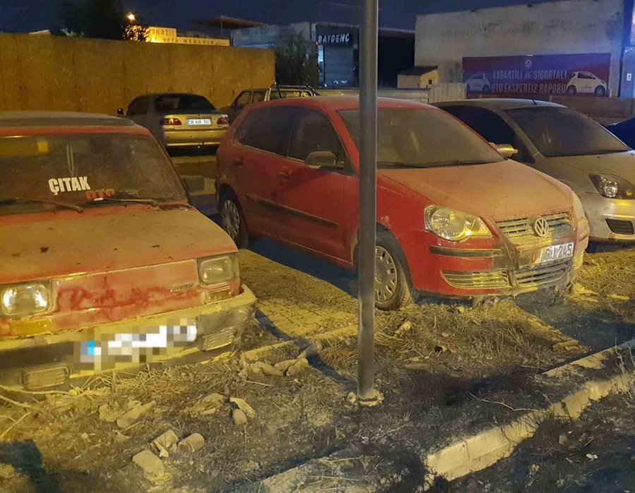 Yol Kenarında Çıkan Ot Yangınında Park Halindeki Araçlar Zarar Gördü