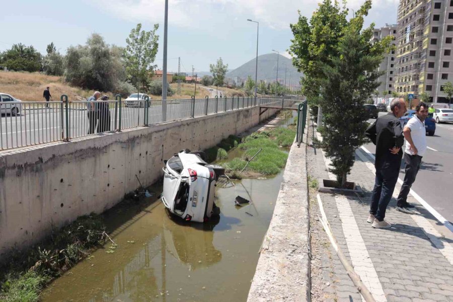 Kanala Uçan Otomobilde Can Pazarı