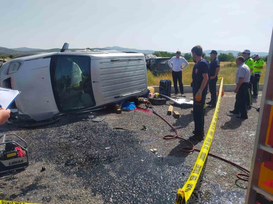 Konya’da Hafif Ticari Araçla Otomobil Çarpıştı: 1 Ölü, 5 Yaralı