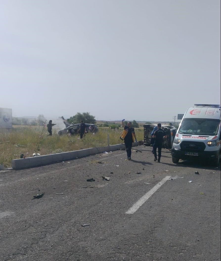 Konya’da Hafif Ticari Araçla Otomobil Çarpıştı: 1 Ölü, 5 Yaralı