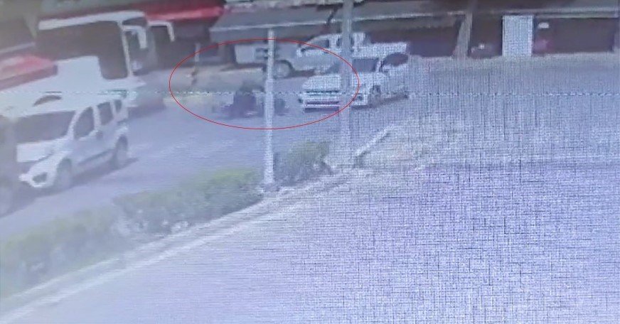 Kavşakta Otomobille Çarpışan Motosiklet Sürücüsü Ölümden Döndü