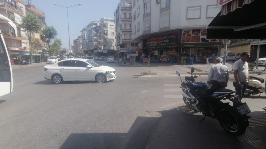 Kavşakta Otomobille Çarpışan Motosiklet Sürücüsü Ölümden Döndü