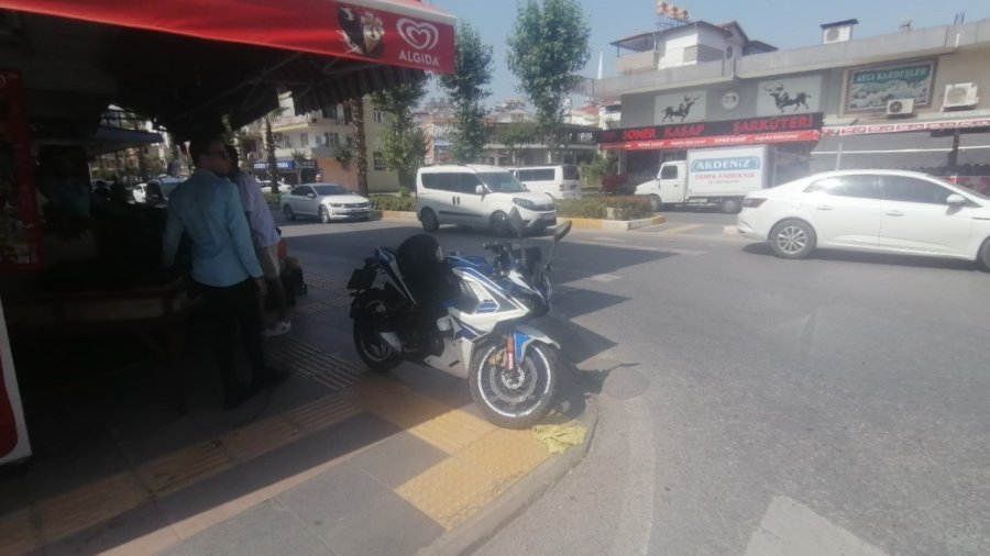 Kavşakta Otomobille Çarpışan Motosiklet Sürücüsü Ölümden Döndü