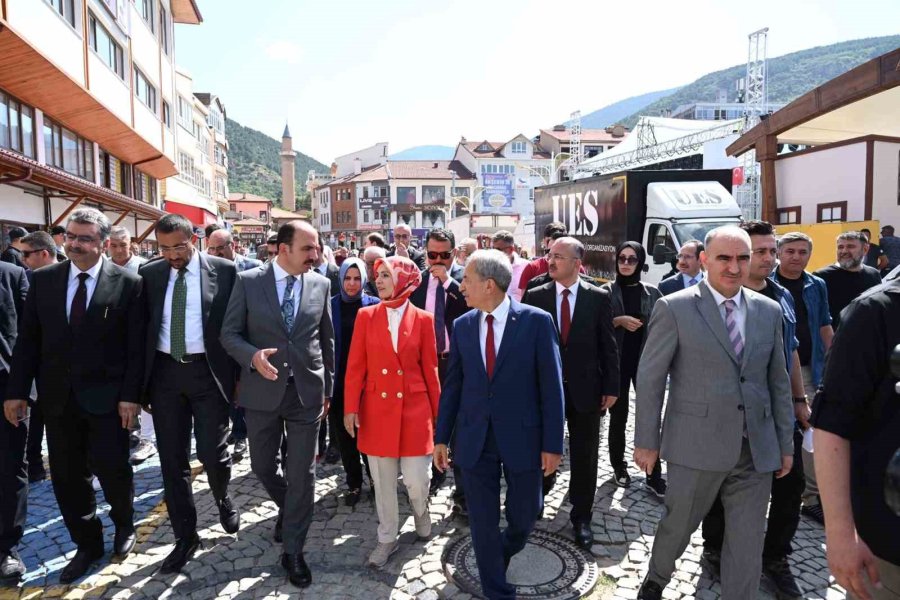 Nasreddin Hoca Göle Mayayı “bu Kez Tutacak” Temennisi İle Çaldı