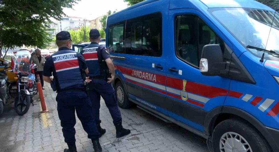 Jandarma 6 Ayda 2 Bin 897 Aranan Şahsı Yakaladı