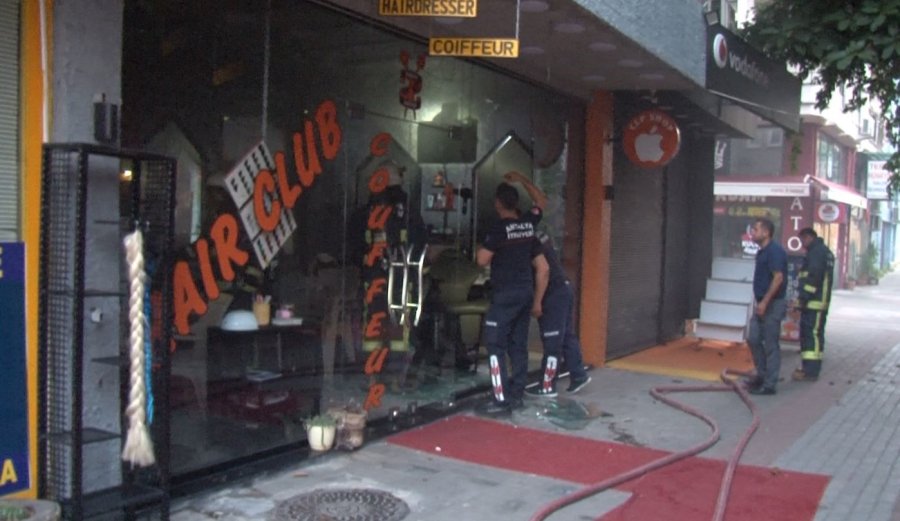 Yangında ‘duman’ İsimli Kedi İtfaiye Erleri Tarafından Kurtarıldı